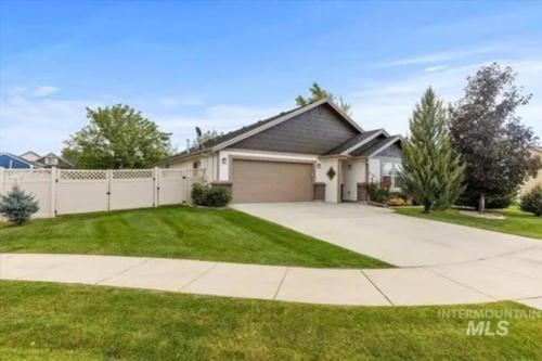 Star House | Cozy home - sleeps 12 - RV parking - Sun Room