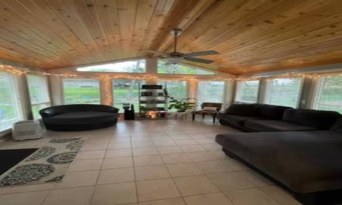 North Central Omaha House | Cozy Home <> Sunroom & 75 in TV