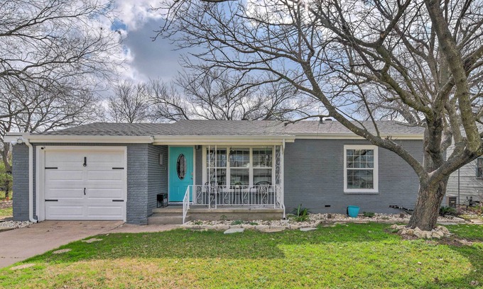 Whitney House | Cozy Home w/Fire Pit: 3 Mi to Lake Whitney!