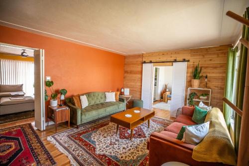 Oak Park House | Cozy Home with Downtown View