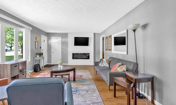 Indianapolis Apartment | Cozy Home with Fireplace Minutes from Grand Parknn