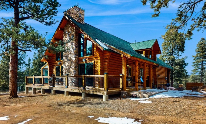Cripple Creek House | Cozy home with fully stocked kitchen, large deck, mountain views & fast wifi