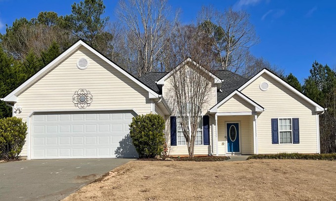 Loganville House | Cozy home with relaxing backyard