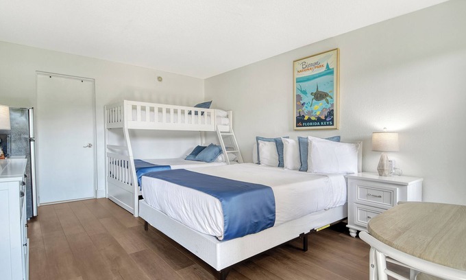 Whitfield Apartment | Cozy Hotel Room, Bunk Bed, Pool, Tiki Bar, Close To Beaches, Food and Fun!