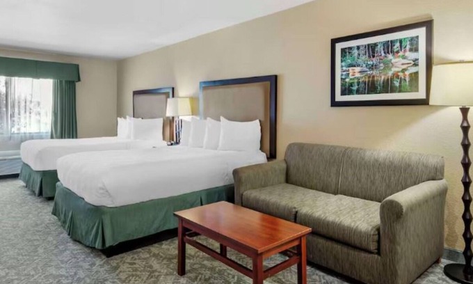 Eagle Hotel | Cozy Hotel w/Indoor Pool, Free Breakfast & Gym – Near Vail & Beaver Creek Ski