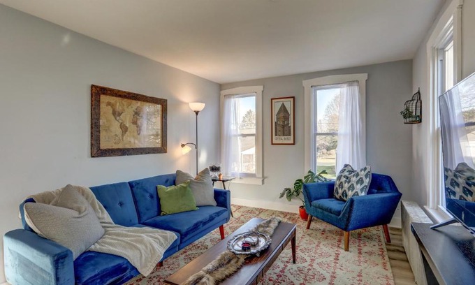 East Petersburg Apartment | Cozy House in East Petersburg ~ with Sunroom!