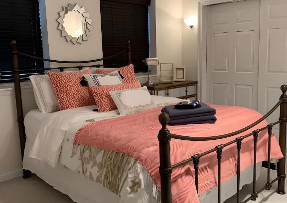 Cove - East Side - Shippan Apartment | Cozy house in Huntington Bay Condo 2 bedrooms 2 & 2 bathrooms