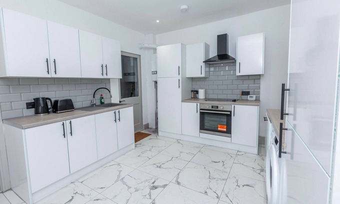 Gillingham House | Cozy House In Medway-sleeps10-garden-freeparking