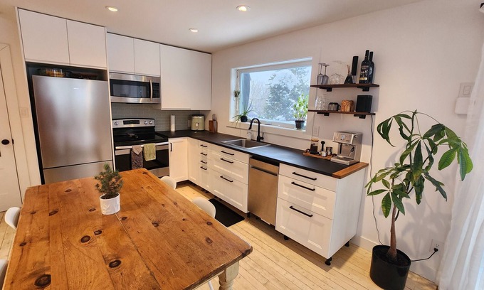 Morin Heights House | Cozy house perfectly located in the village, perfect getaway for couples.