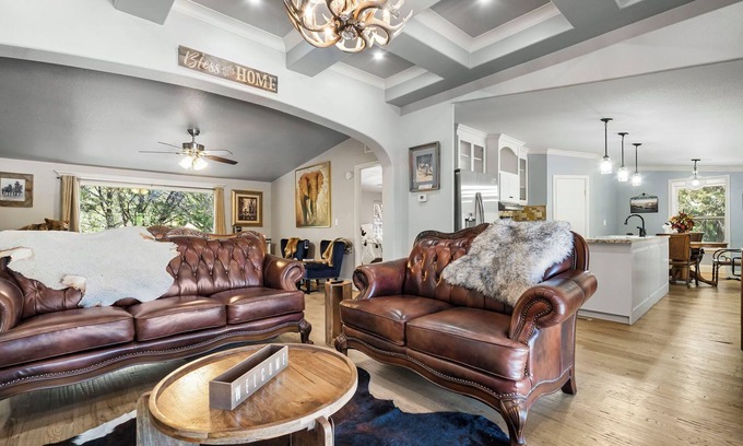 Granbury House | Cozy house secluded on 2.5 acres in the city of Granbury - close to everything!
