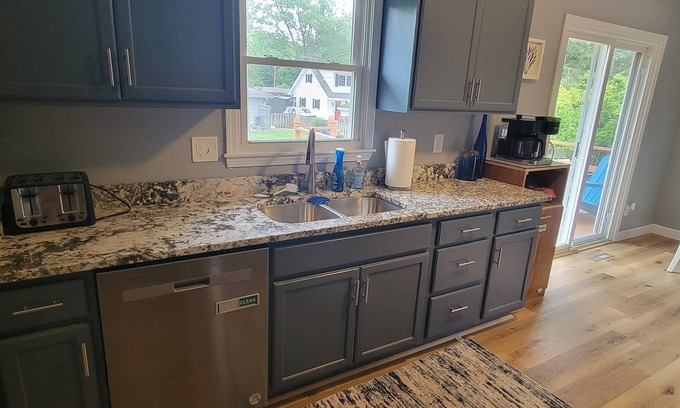 Norton Shores House | Cozy house that sleeps 8 people near Lake Michigan