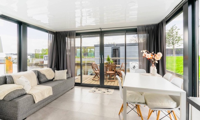 Zwartsluis Boat Rental | Cozy Houseboat in Zwartsluis