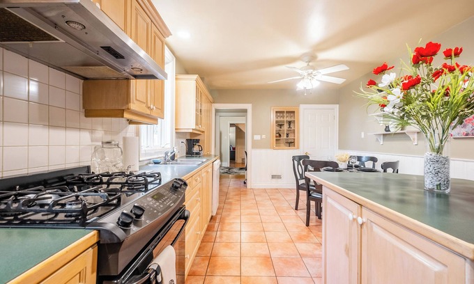 Little Italy Apartment | Cozy Houses in Downtown Toronto by GLOBALSTAY