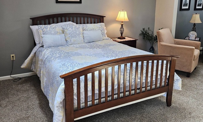 Moon Township Apartment | Cozy in Coraopolis-Suite B