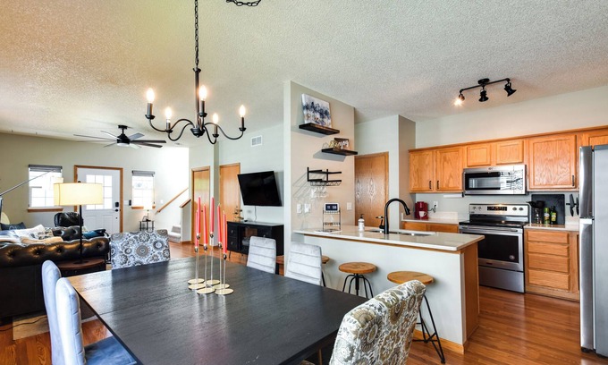 Weber House | Cozy Iowa City Home ~ 2 Mi to Kinnick Stadium!