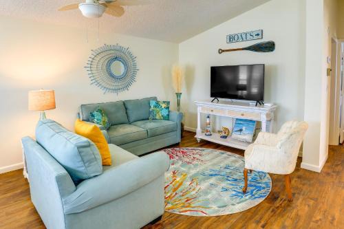 Hutchinson Island South House | Cozy Jensen Beach Home Pool Access, Walk to Beach