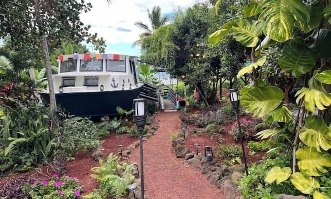 Kealakekua Bed & Breakfast | Cozy jungle boat hideaway with stunning ocean view
