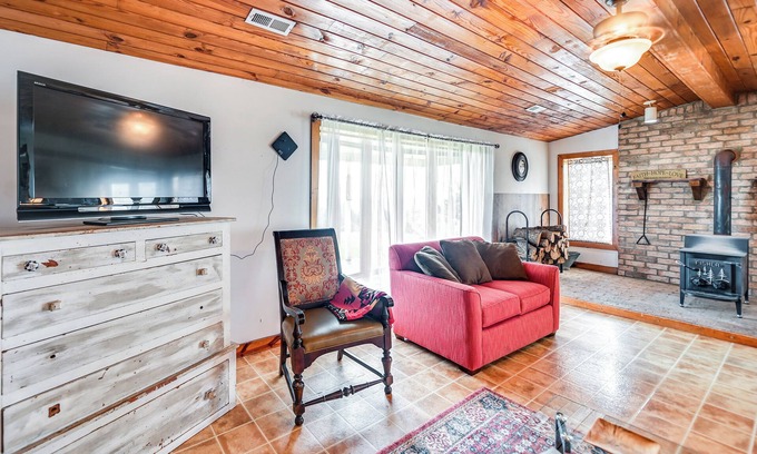 Bethelridge House | Cozy Kentucky Getaway w/Panoramic Farm Views!