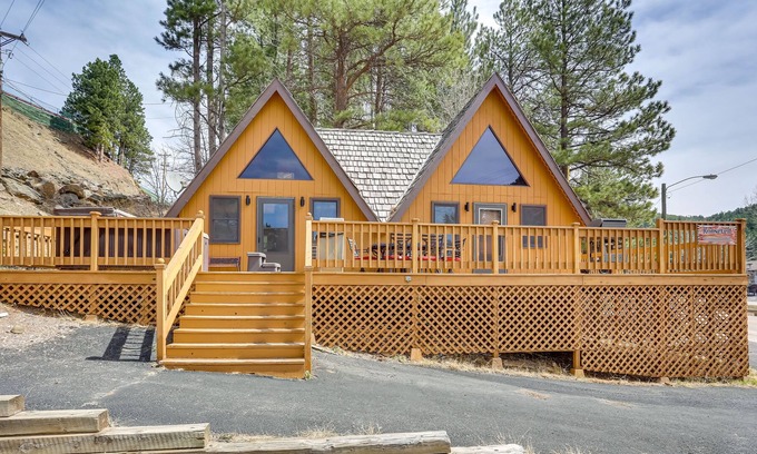Keystone Cabin | Cozy Keystone Cabin: Hot Tub, 3 Mi to Mt Rushmore!