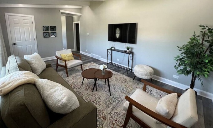 Highland Hills House | Cozy King bed, Free Wi-Fi Modern Lombard Home