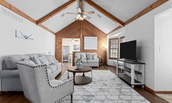 Independence House | Cozy King Beds OffSt Parking Mins from Attractions