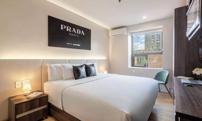 Gay Village Hotel | Cozy King – MTL Village Vibe