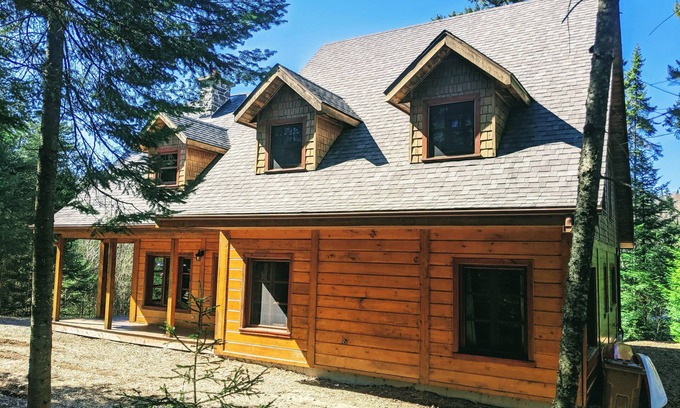St-Adolphe-d'Howard Ski Chalet | Cozy Lake-front Chalet in the Laurentians - perfect for families and couples