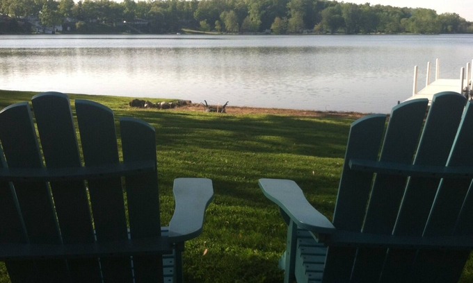 Stroh Cabin | Cozy lake front cabin with WiFi, AC in awesome Angola