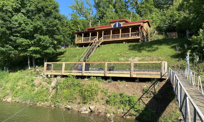 Stover Cabin | Cozy Lake-front Log Cabin in a large quiet cove w/Kayaks