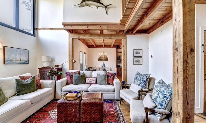 Gainesville House | Cozy Lake House w/Private Dock on Lanier - 4BR + 2BR Basement Apt