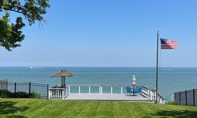 Vermilion House | Cozy lake house with spectacular views and private access to the lake