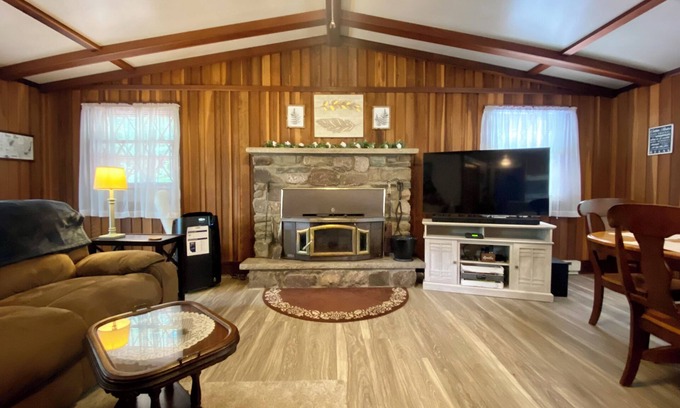 Gouldsboro House | Cozy Lake/Marina view Cabin in the Poconos
