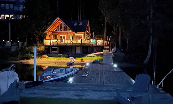 Shawnigan Lake Cottage | Cozy Lakefront Cottage
