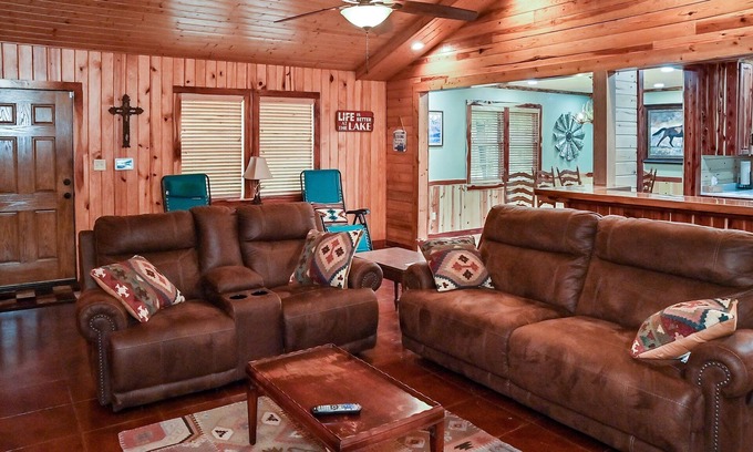 Negreet Cabin | Cozy lakefront cabin with boat house & ramp on Toledo Bend Lake