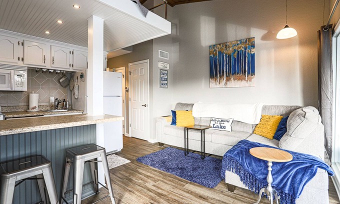 Osage Beach Condo | Cozy Lakefront Condo - 2 Queen Beds, 1 Bath w/Main Channel View MM20 Osage