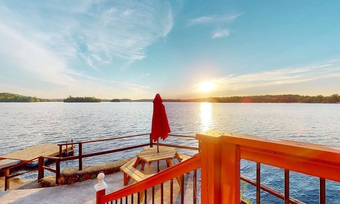 Wollaston House | Cozy Lakefront Cottage