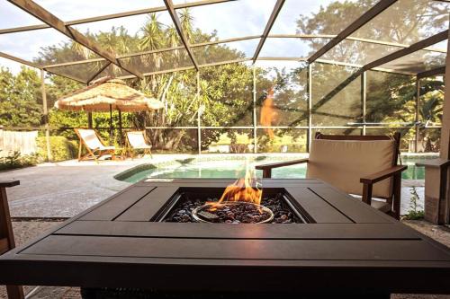 Cypress Gardens House | Cozy Lakefront Home w/Pool -7 mins from Legoland
