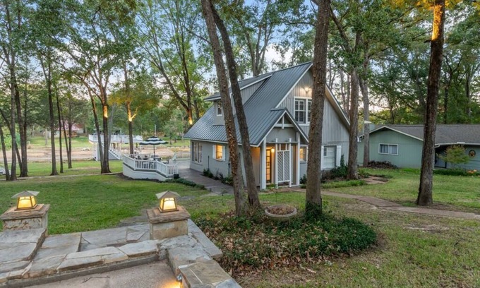 Eustace House | Cozy Lakehouse Retreat
