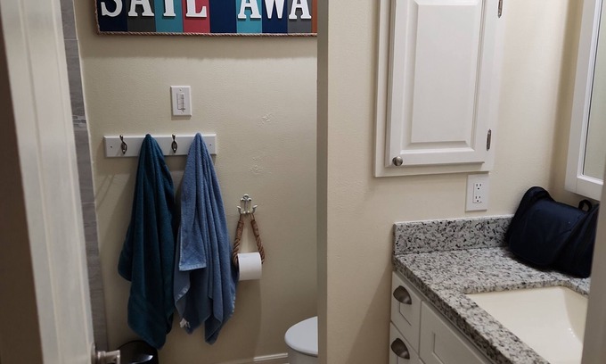 League City Condo | Cozy, Lakeside 1-bedroom condo with AC and WiFi in enjoyable Kemah