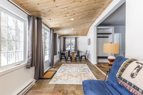 Val-des-Monts Ski Chalet | Cozy Lakeside Cottage