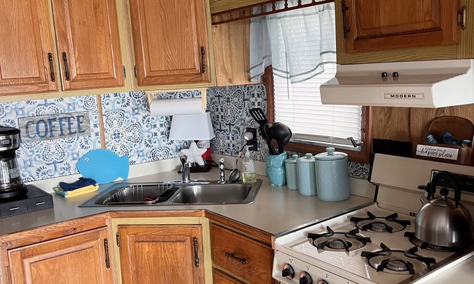 Palmhurst House | Cozy lakeside mobile home in lovely Mission with WiFi, AC, pool, hot tub, trails