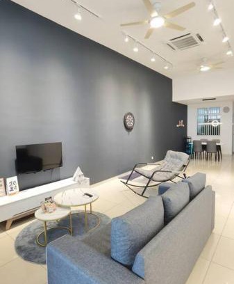 Taman Daya House | Cozy Landed house at Taman Daya and mount Austin 8 to10 pax