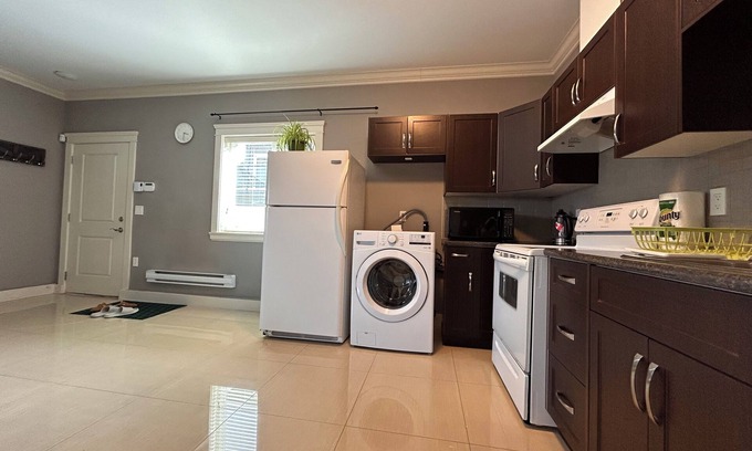 Port Moody House | Cozy Laneway House Near Skystrain, no share