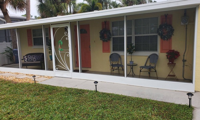 Englewood House | Cozy Lemon Cottage.minutes from the beach!