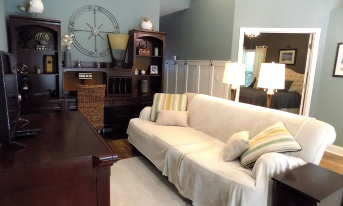 Northeast Pensacola Cottage | Cozy little guest cottage centrally located and within minutes of the airport