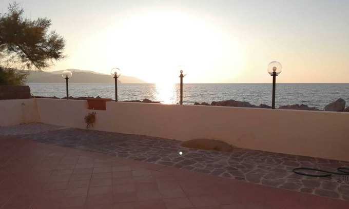 Vigliatore House | Cozy little house with terrace on the sea facing the beautiful Aeolian Islands