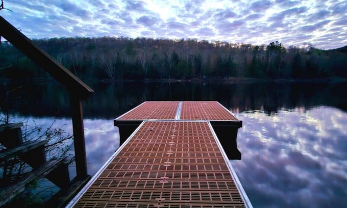 Namur Ski Chalet | Cozy Little Lakefront Cottage with Outdoor Patio