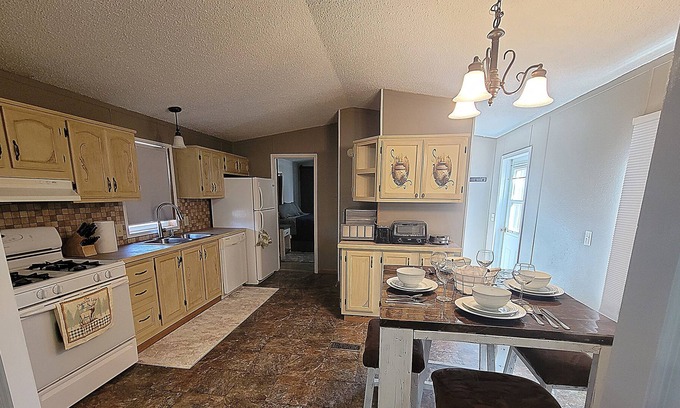 McLean County House | Cozy living in the center of fishing and hunting