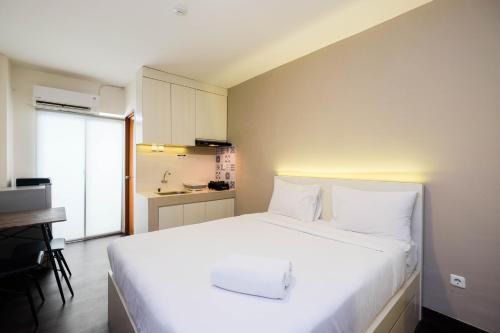 Depok Apartment | Cozy Living Studio Room at Cinere Resort Apartment By Travelio