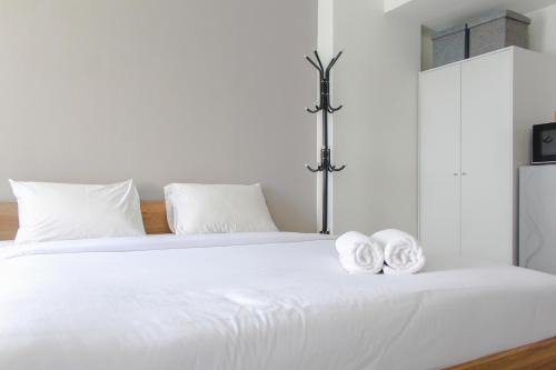 South Tangerang Apartment | Cozy Living Studio Room at Urbantown Serpong Apartment By Travelio